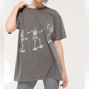 Urban Outfitters Women's Grey‎ and White T-shirt
One size •  Halloween 👻